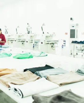 Prendas terminadas en el área de acabado